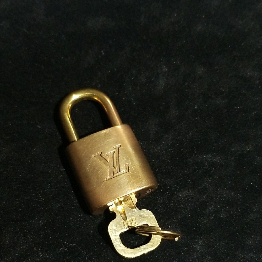 Gold Padlock with Key - Picture 4 of 4